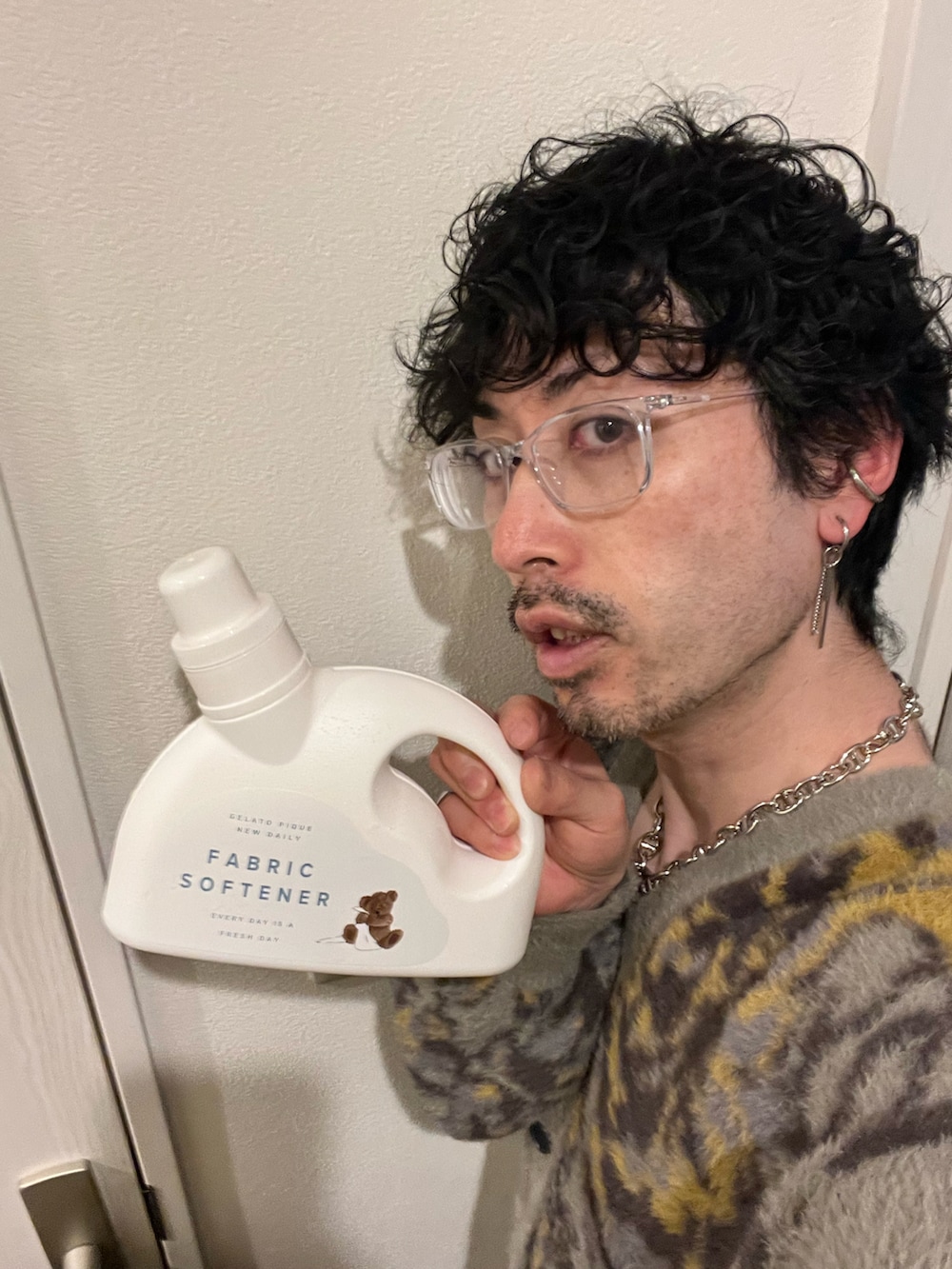 グレー系のカーディガン/ボレロ、ブラック系のカーゴパンツ、ブラック系のブーツを着用したメンズの春コーディネートの4枚目の写真