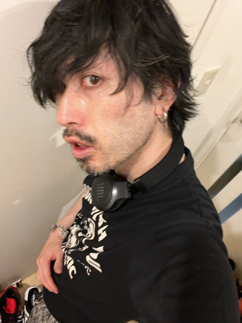 ブラック系のデニムパンツ、ブラック系のサンダル、ブラック系のトートバッグを着用したメンズの秋コーディネートの5枚目の写真