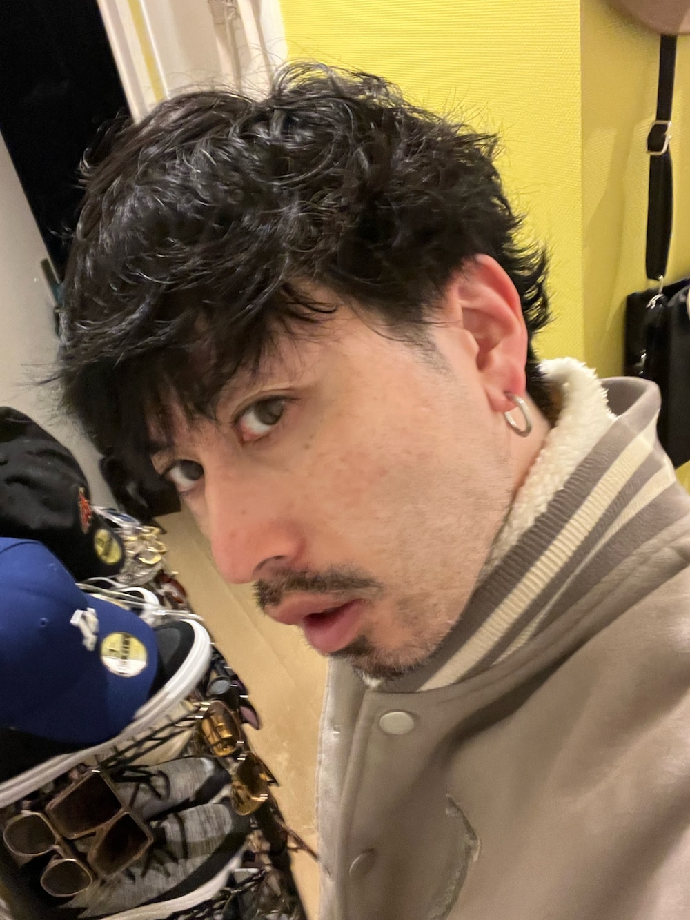 グレー系のスタジャン、ホワイト系のスウェット、ブラック系のその他パンツを着用したメンズの春コーディネートの5枚目の写真