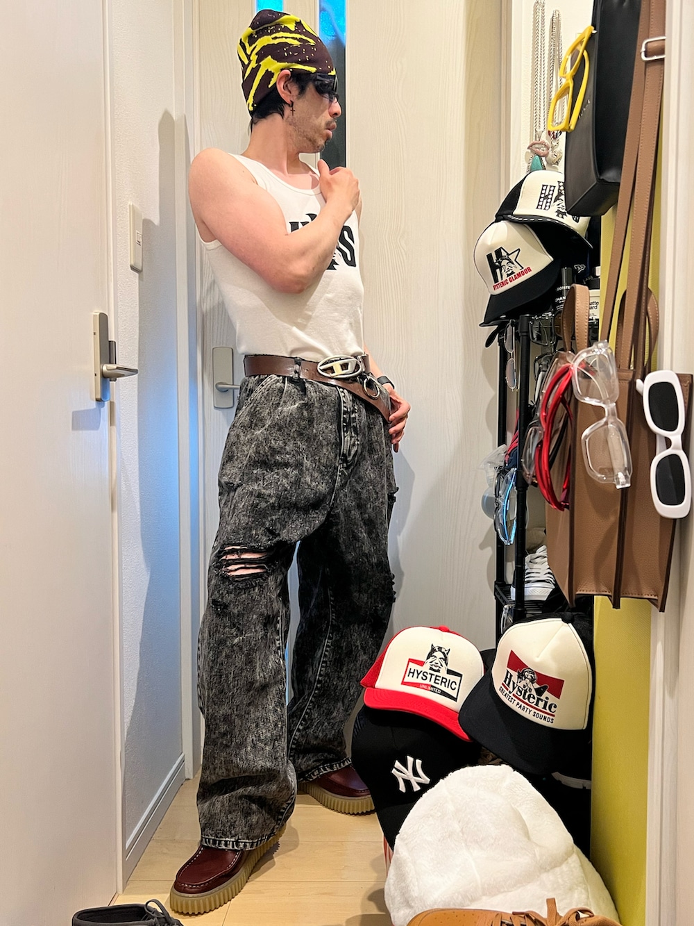 「冬コーデ、タンクトップ、サングラス、ニット帽、デニムパンツ、ブーツ、おしゃれさんと繋がりたい、低身長、ストリート、デート、デートコーデ、お出かけ、韓国ファッション、韓国コーデ、低身長コーデ」｜「ADRERの【ADRER】ヴィンテージメイクワイドテーパードデニム（デニムパンツ、ブラック系）」を使った、shinyaさん（メンズ・168cm）の冬コーディネートの3枚目の写真