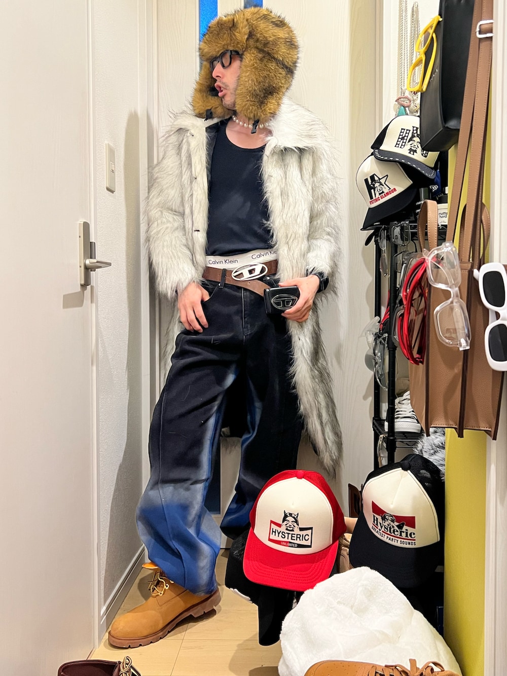 ベージュ系のブーツ、ブルー系のデニムパンツ、ホワイト系のその他アウターを着用したメンズの冬コーディネートの3枚目の写真