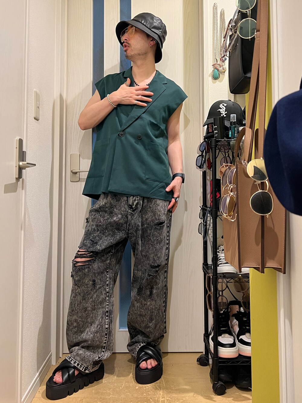 ブラック系のショルダーバッグ、ブラック系のデニムパンツ、ブラック系のサンダルを着用したメンズの夏コーディネートの2枚目の写真