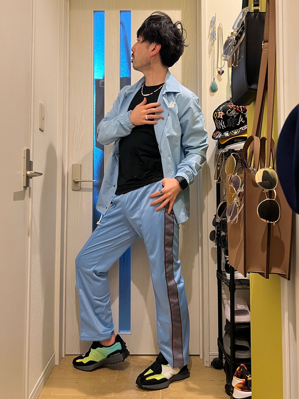 ブルー系のデニムパンツ、ブラック系のスニーカーを着用したメンズの春コーディネートの2枚目の写真