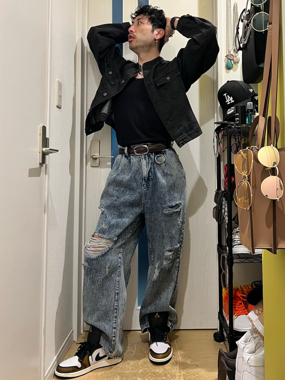 ブルー系のデニムパンツ、ブラック系のスニーカー、ブラック系のデニムジャケットを着用したメンズの冬コーディネートの3枚目の写真