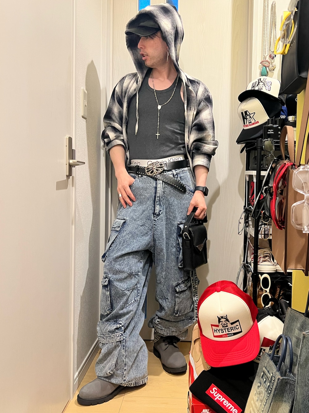 「今日のコーデ、チェック、チェックシャツ、デニム、デニムパンツ、ショルダーバッグ、ブーツ、タンクトップ、低身長、低身長コーデ、春コーデ、おしゃれさんと繋がりたい、過去の投稿も見て頂けたら嬉しいです😊、韓国ファッション、韓国コーデ」｜「ADRERのdenim parachute cargo pants/デニムパラシュートカーゴパンツ（カーゴパンツ、ブルー系）」を使った、shinyaさん（メンズ・168cm）の春コーディネートの2枚目の写真