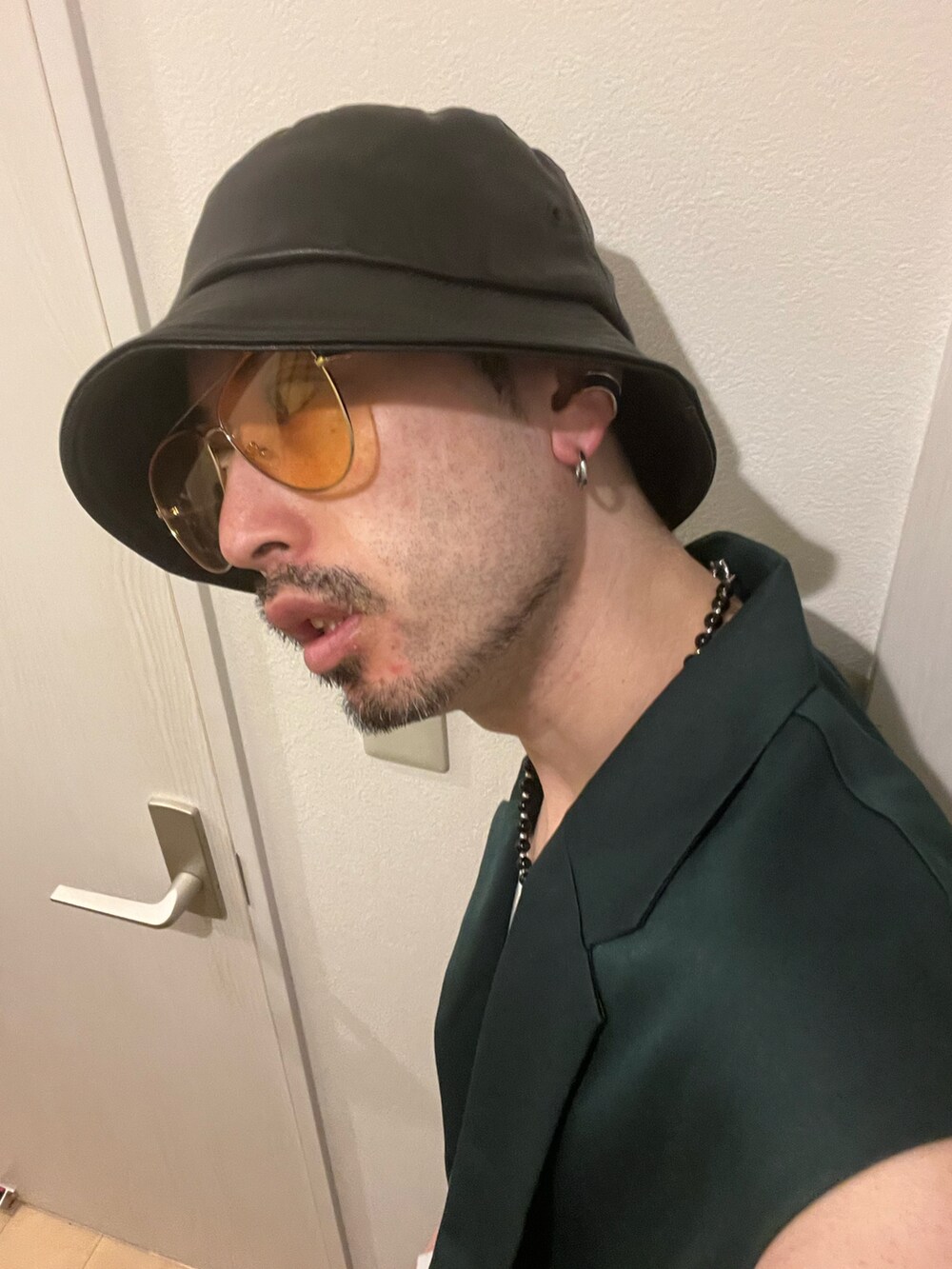 ブラック系のショルダーバッグ、ブラック系のデニムパンツ、ブラック系のサンダルを着用したメンズの夏コーディネートの5枚目の写真