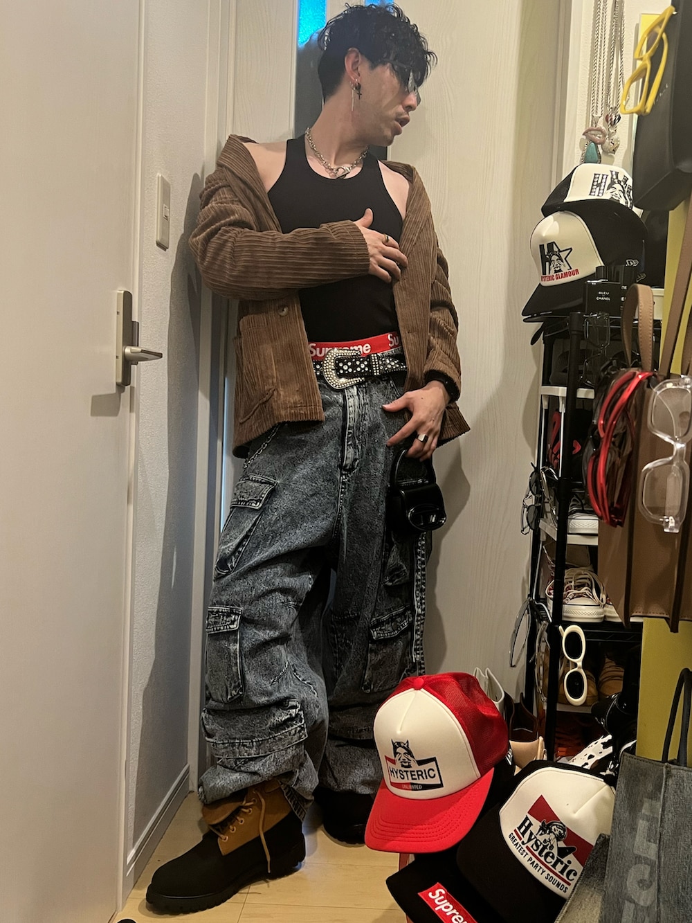 ブラウン系のテーラードジャケット、ブラック系のタンクトップ、ブラック系のショルダーバッグを着用したメンズの冬コーディネートの5枚目の写真