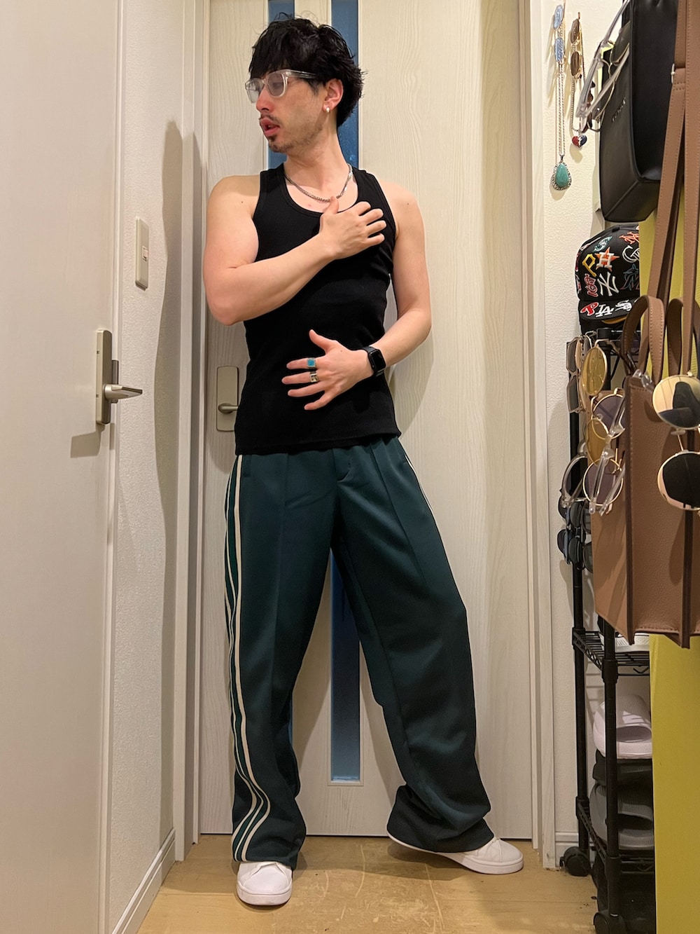 ブルー系のブルゾン、グリーン系のその他パンツ、ホワイト系のスニーカーを着用したメンズの春コーディネートの4枚目の写真