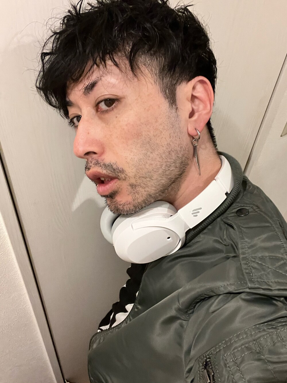 イエロー系のボストンバッグ、ブルー系のカーゴパンツ、ホワイト系のブーツを着用したメンズの冬コーディネートの4枚目の写真