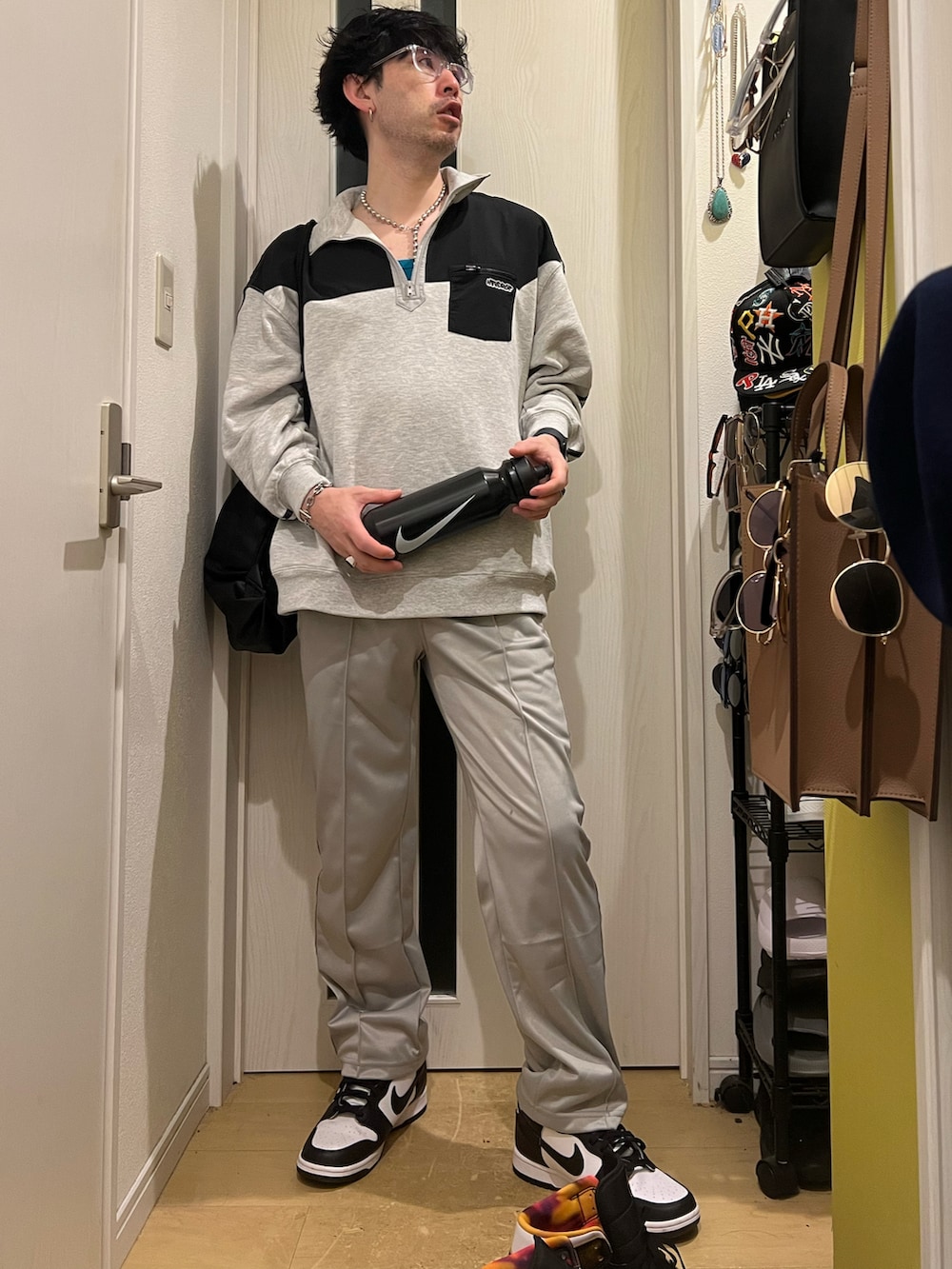 「春コーデ、シンプル、スポーツミックス、スニーカー、ハーフジップ、トラックパンツ、シンプルコーデ、韓国ファッション、韓国コーデ、ストリート、ストリートMIX、過去の投稿も見て頂けたら嬉しいです😊、フォルダインありがとうございます❤︎、フォローミー、いいね、save、フォローお願いします🤑」｜「MSGのサイドラインナロートラックパンツ（デニムパンツ、グレー系）」を使った、shinyaさん（メンズ・168cm）の春コーディネートの2枚目の写真