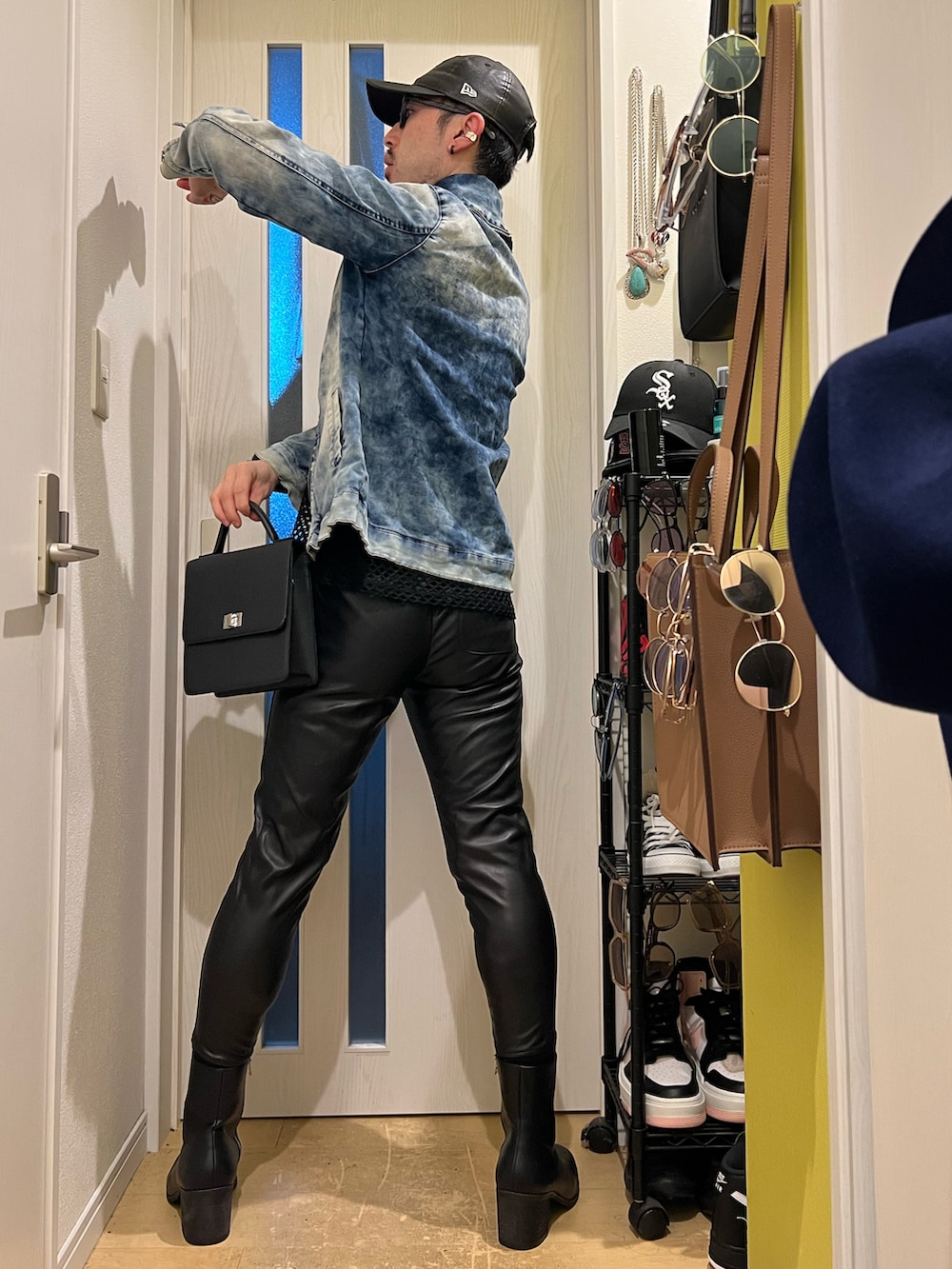 ブラック系のスウェットパンツ、ブラック系のブーツ、ブラック系のショルダーバッグを着用したメンズの夏コーディネートの2枚目の写真