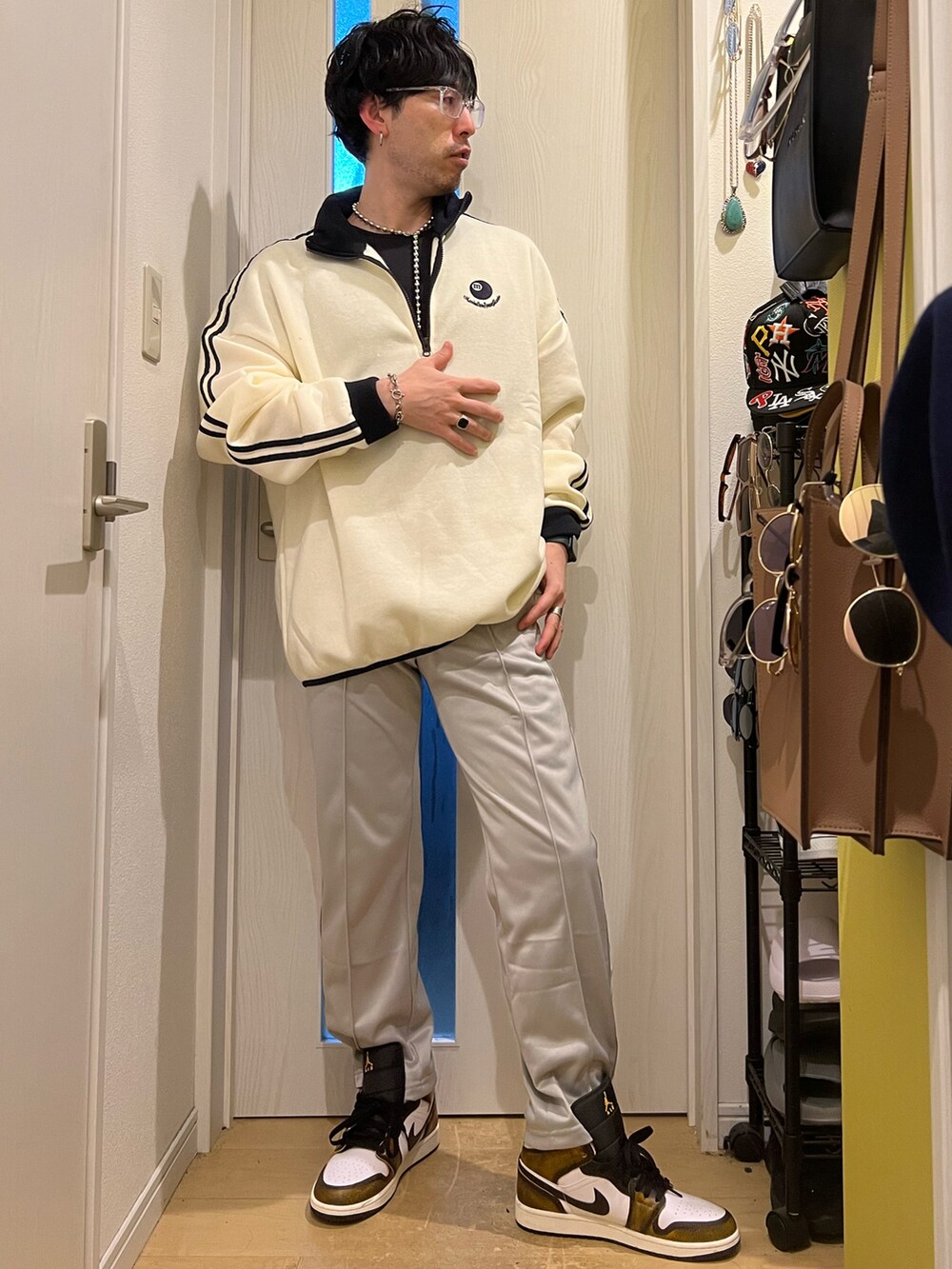 ブラック系のボディバッグ/ウエストポーチ、グレー系のデニムパンツ、ブラック系のスニーカーを着用したメンズの春コーディネートの2枚目の写真