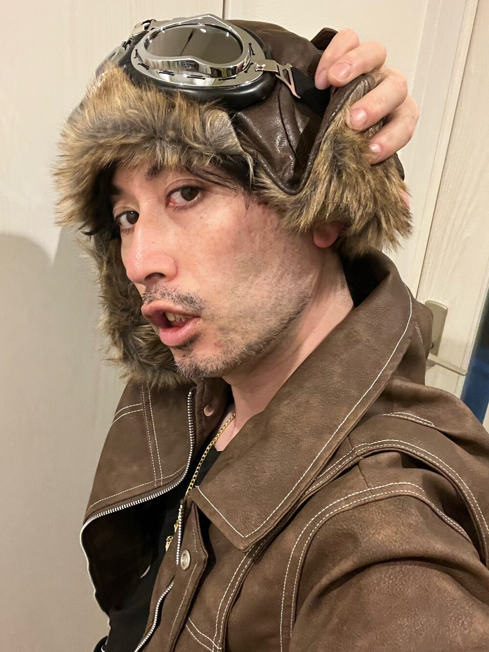 その他のデニムパンツ、ブラウン系のその他シューズ、その他の香水を着用したメンズの冬コーディネートの5枚目の写真