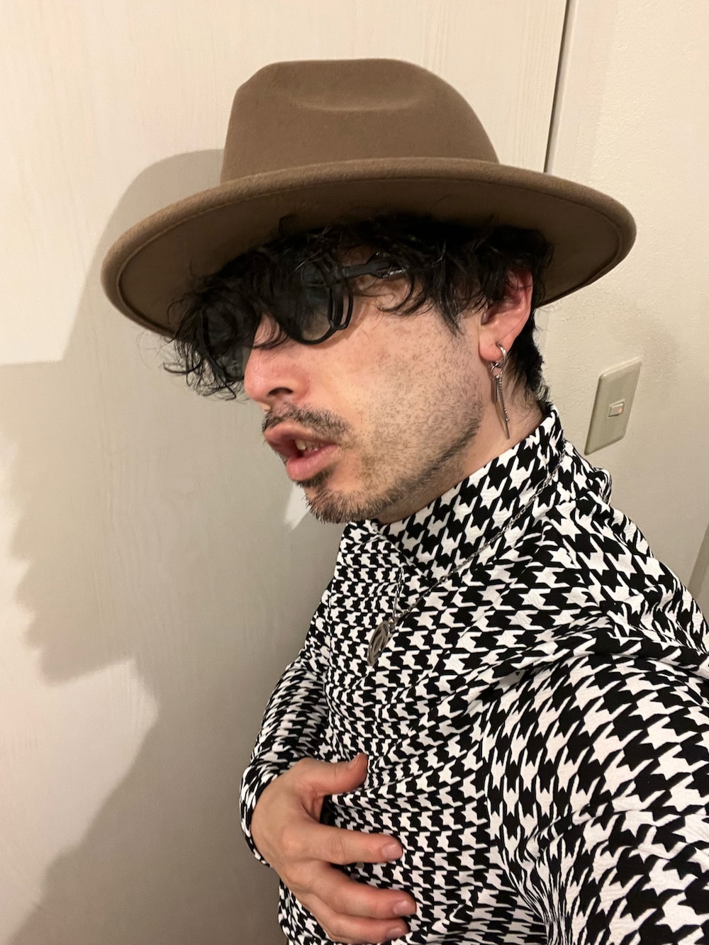 ブラウン系のカーゴパンツ、ベージュ系のブーツ、ホワイト系のニット/セーターを着用したメンズの冬コーディネートの5枚目の写真