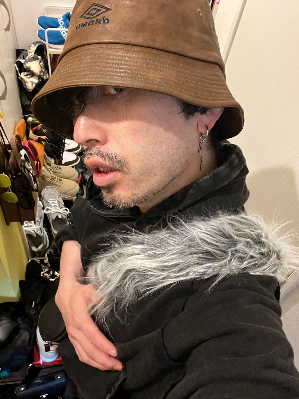 グレー系のショルダーバッグ、ブラック系のパーカー、レッド系のスウェットパンツを着用したメンズの秋コーディネートの5枚目の写真