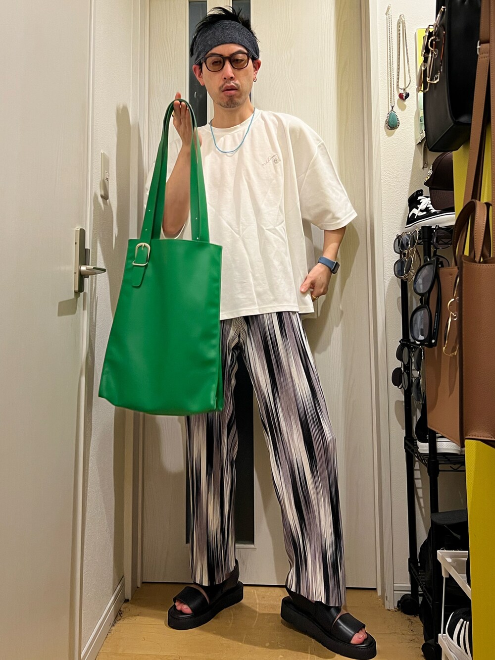 グリーン系のトートバッグ、その他のその他パンツ、ブラック系のサンダルを着用したメンズの夏コーディネートの4枚目の写真
