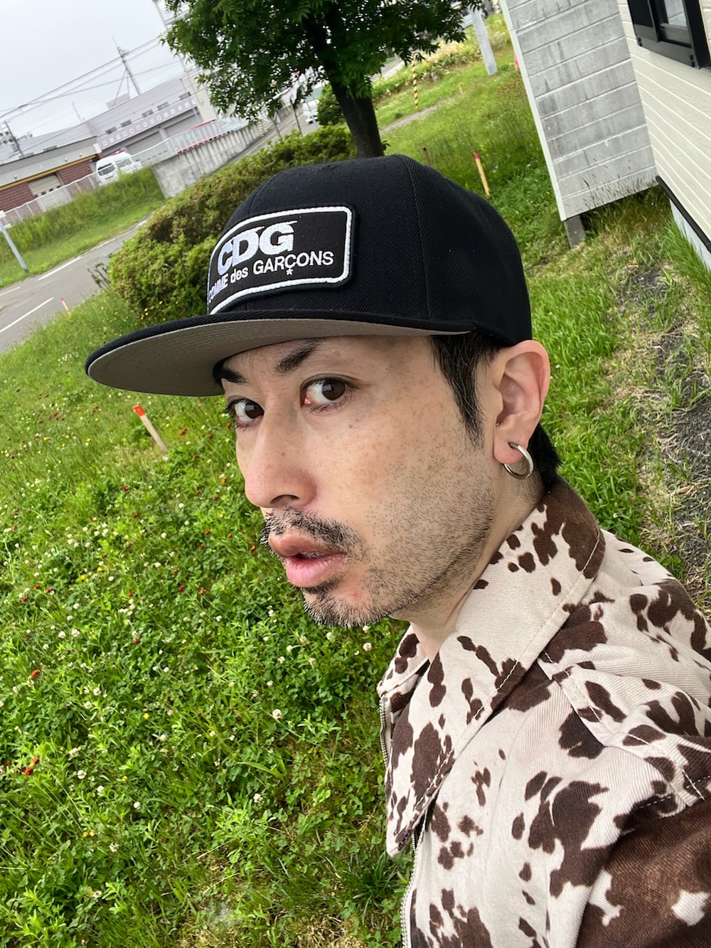 ブラウン系のパンツ、ブラウン系のサンダル、ブラック系のタンクトップを着用したメンズの夏コーディネートの5枚目の写真