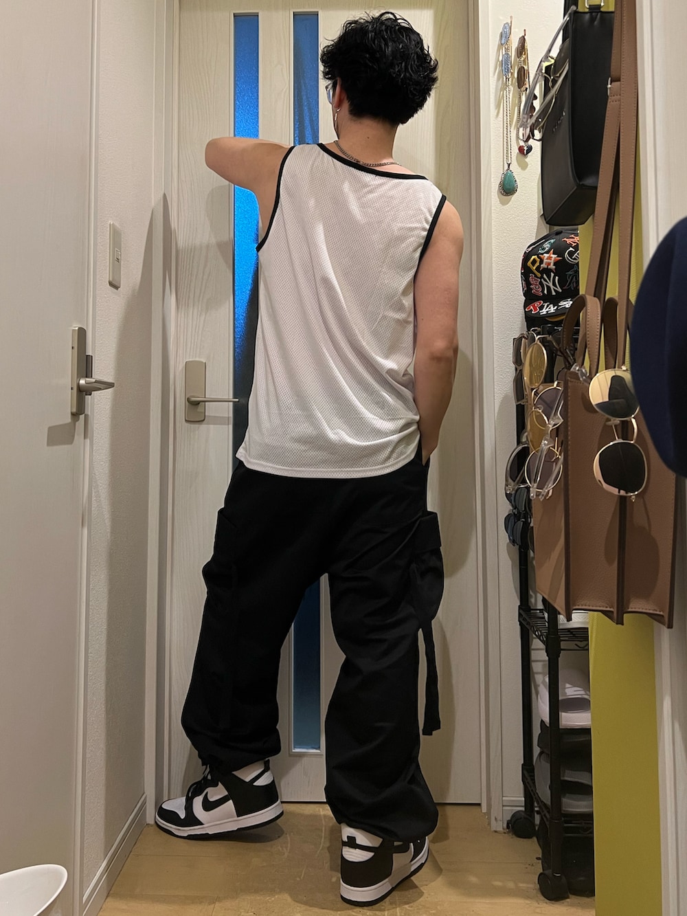 ベージュ系のその他アウター、ブラック系のカーゴパンツ、ホワイト系のスニーカーを着用したメンズの春コーディネートの5枚目の写真