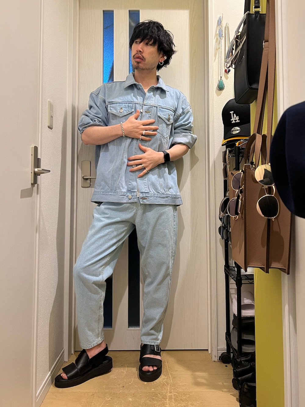 ブルー系のデニムジャケット、ブルー系のデニムパンツ、ブラック系のサンダルを着用したメンズの春コーディネートの3枚目の写真