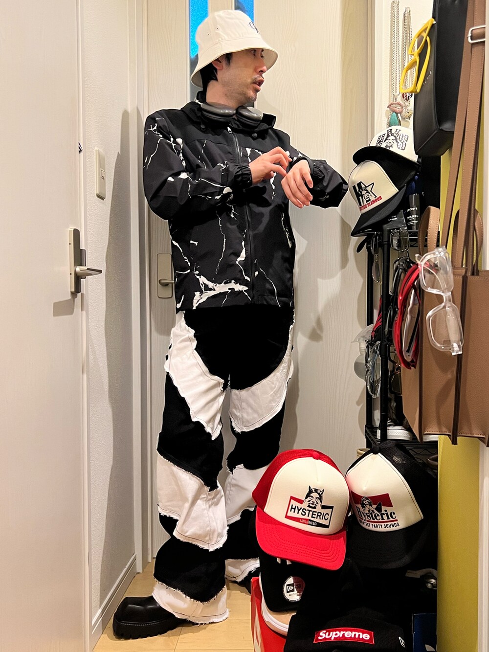ブラック系のナイロンジャケット、ブラック系のデニムパンツ、ブラック系のブーツを着用したメンズの冬コーディネートの2枚目の写真