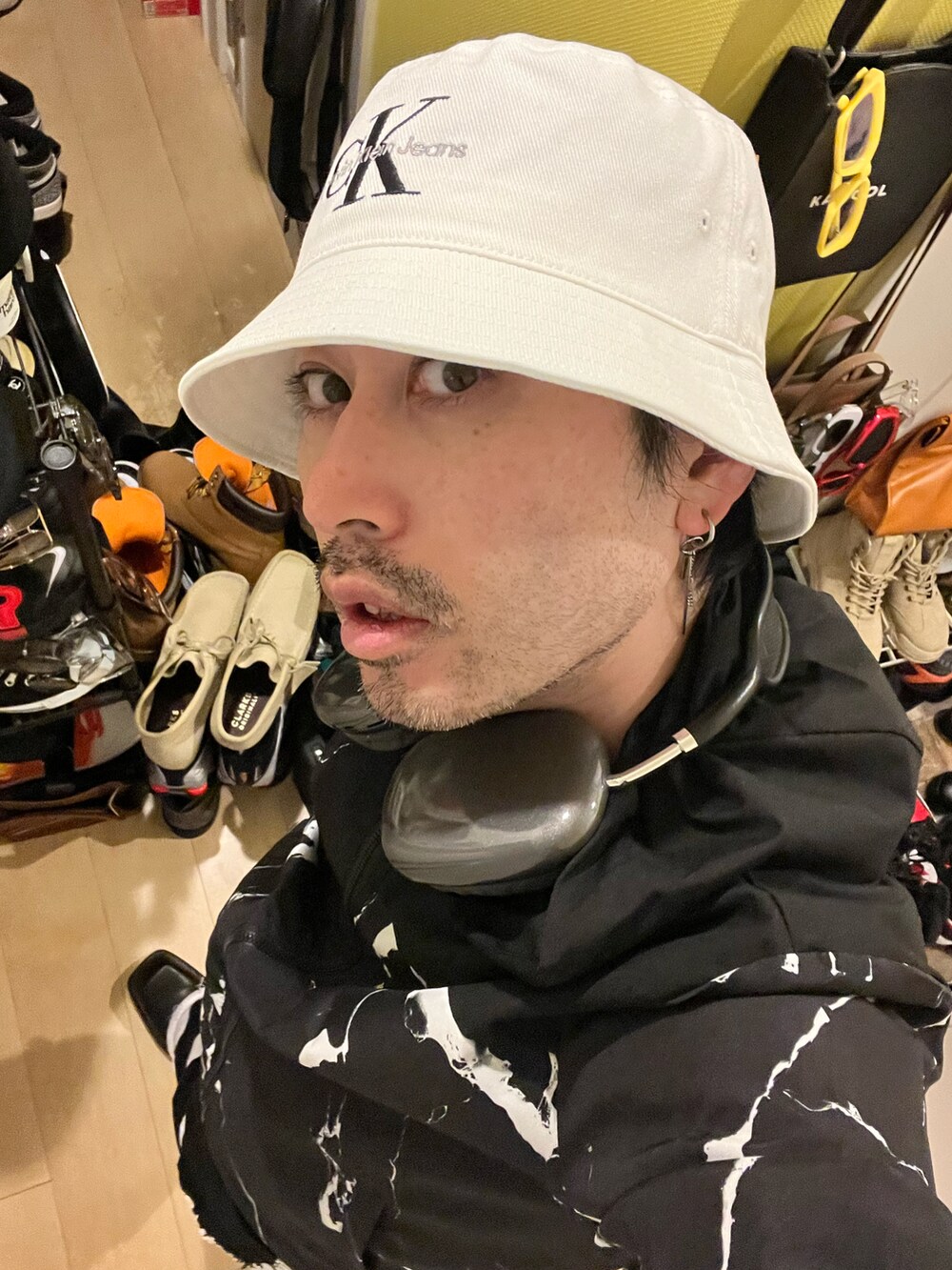 ブラック系のナイロンジャケット、ブラック系のデニムパンツ、ブラック系のブーツを着用したメンズの冬コーディネートの5枚目の写真