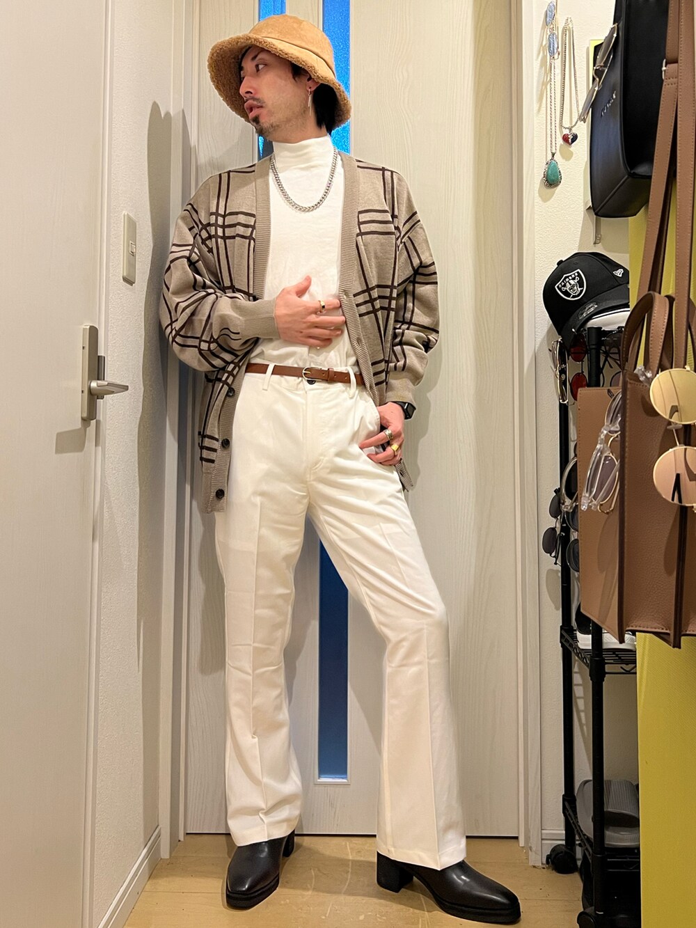 ホワイト系のショルダーバッグ、ベージュ系のカーディガン/ボレロ、ホワイト系のスラックスを着用したメンズの秋コーディネートの4枚目の写真