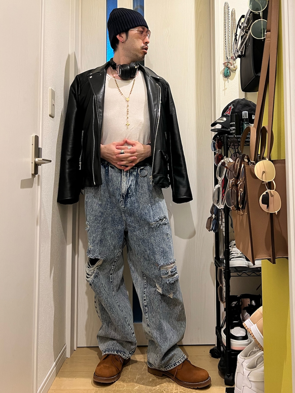 「秋服まるっと大公開、ライダース、デニム、革靴、タンクトップ、ニット帽、サングラス、ロザリオネックレス、おしゃれさんと繋がりたい、いいね、save、フォローお願いします🤑、低身長、過去の投稿も見て頂けたら嬉しいです😊、フォルダインありがとうございます❤︎、韓国ファッション、フォローミー」｜「ADRERの【ADRER】ヴィンテージメイクワイドテーパードデニム（デニムパンツ、ブルー系）」を使った、shinyaさん（メンズ・168cm）の秋コーディネートの2枚目の写真