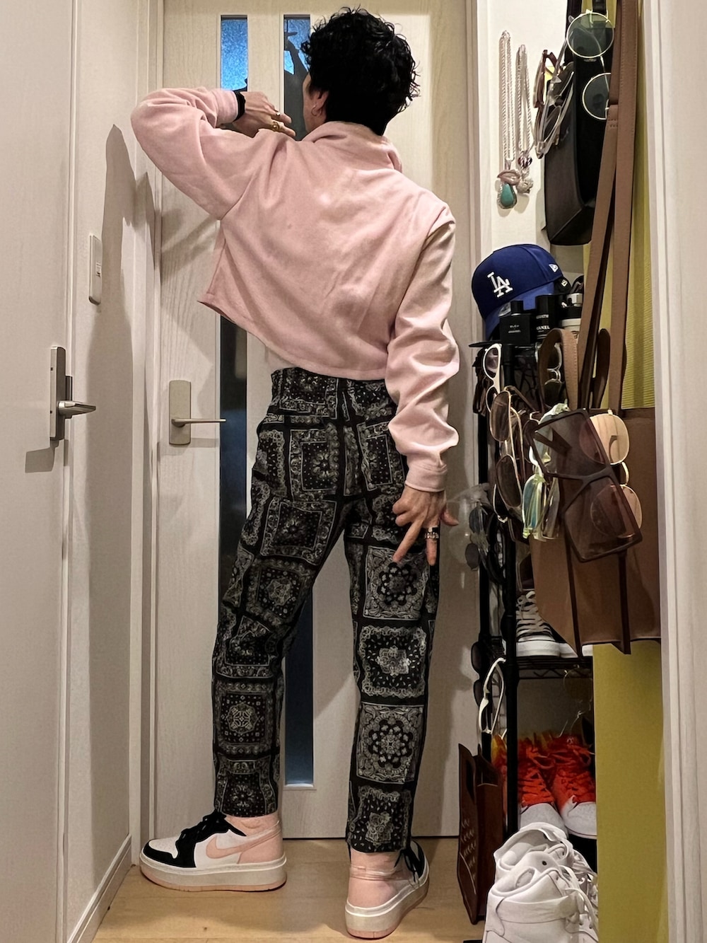 ブラック系のパンツ、ブラック系のスニーカー、ピンク系のジャケット/アウターを着用したメンズの冬コーディネートの3枚目の写真