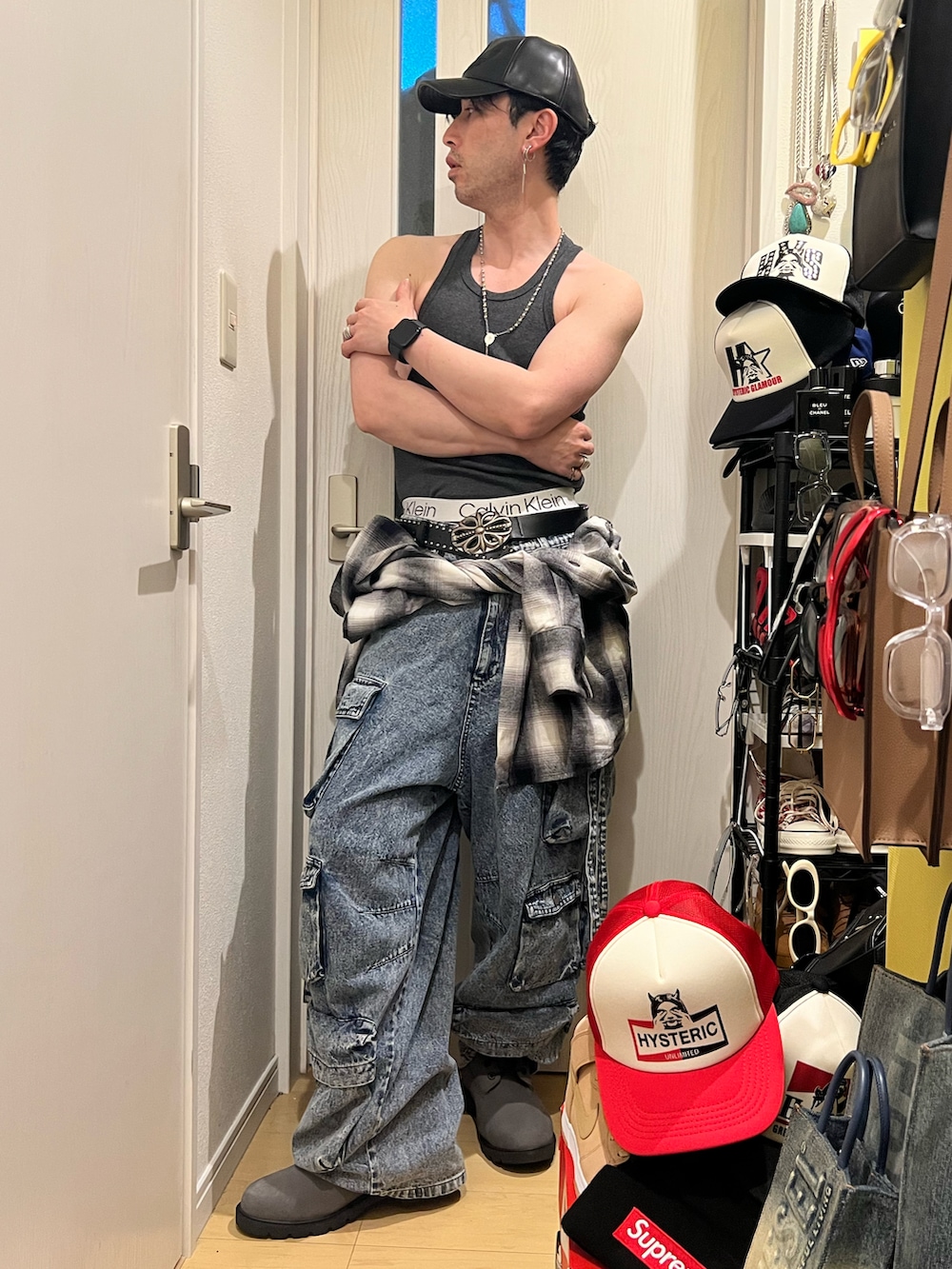 「今日のコーデ、チェック、チェックシャツ、デニム、デニムパンツ、ショルダーバッグ、ブーツ、タンクトップ、低身長、低身長コーデ、春コーデ、おしゃれさんと繋がりたい、過去の投稿も見て頂けたら嬉しいです😊、韓国ファッション、韓国コーデ」｜「ADRERのdenim parachute cargo pants/デニムパラシュートカーゴパンツ（カーゴパンツ、ブルー系）」を使った、shinyaさん（メンズ・168cm）の春コーディネートの3枚目の写真