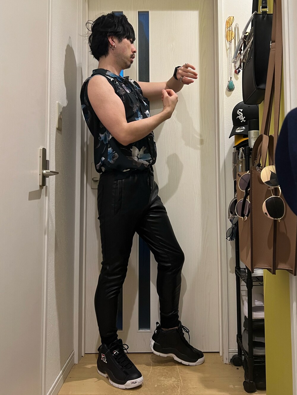 ブラック系のシャツ/ブラウス、ブラック系のその他パンツ、ブラック系のスニーカーを着用したメンズの春コーディネートの3枚目の写真