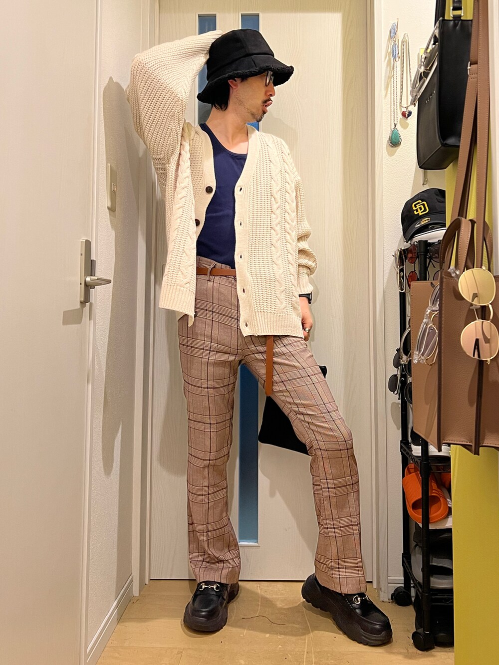 ホワイト系のカーディガン/ボレロ、グリーン系のショルダーバッグ、ブラウン系のスラックスを着用したメンズの秋コーディネートの2枚目の写真