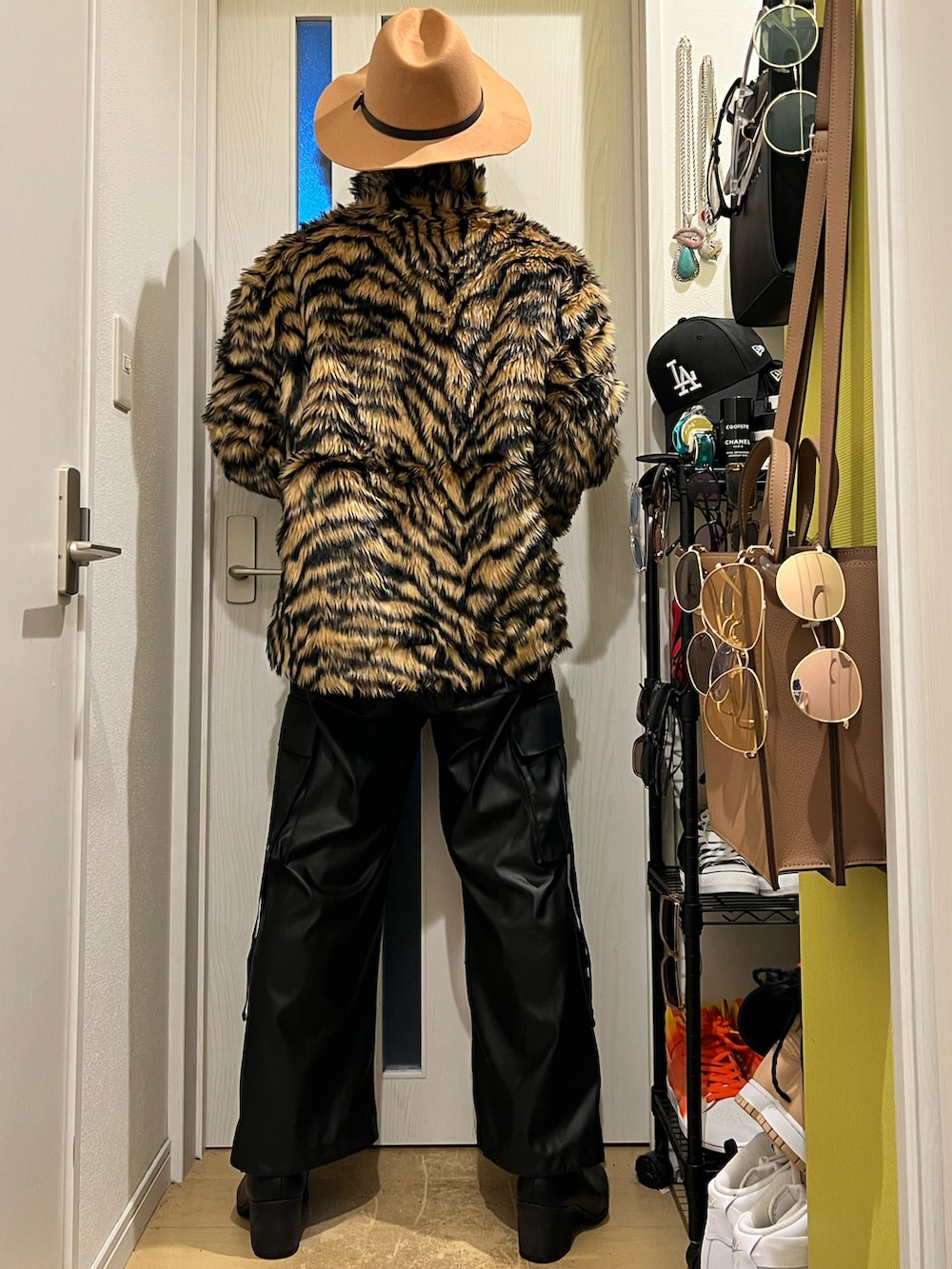 ブラック系のショルダーバッグ、ブラック系のカーゴパンツ、ブラック系のブーツを着用したメンズの冬コーディネートの4枚目の写真