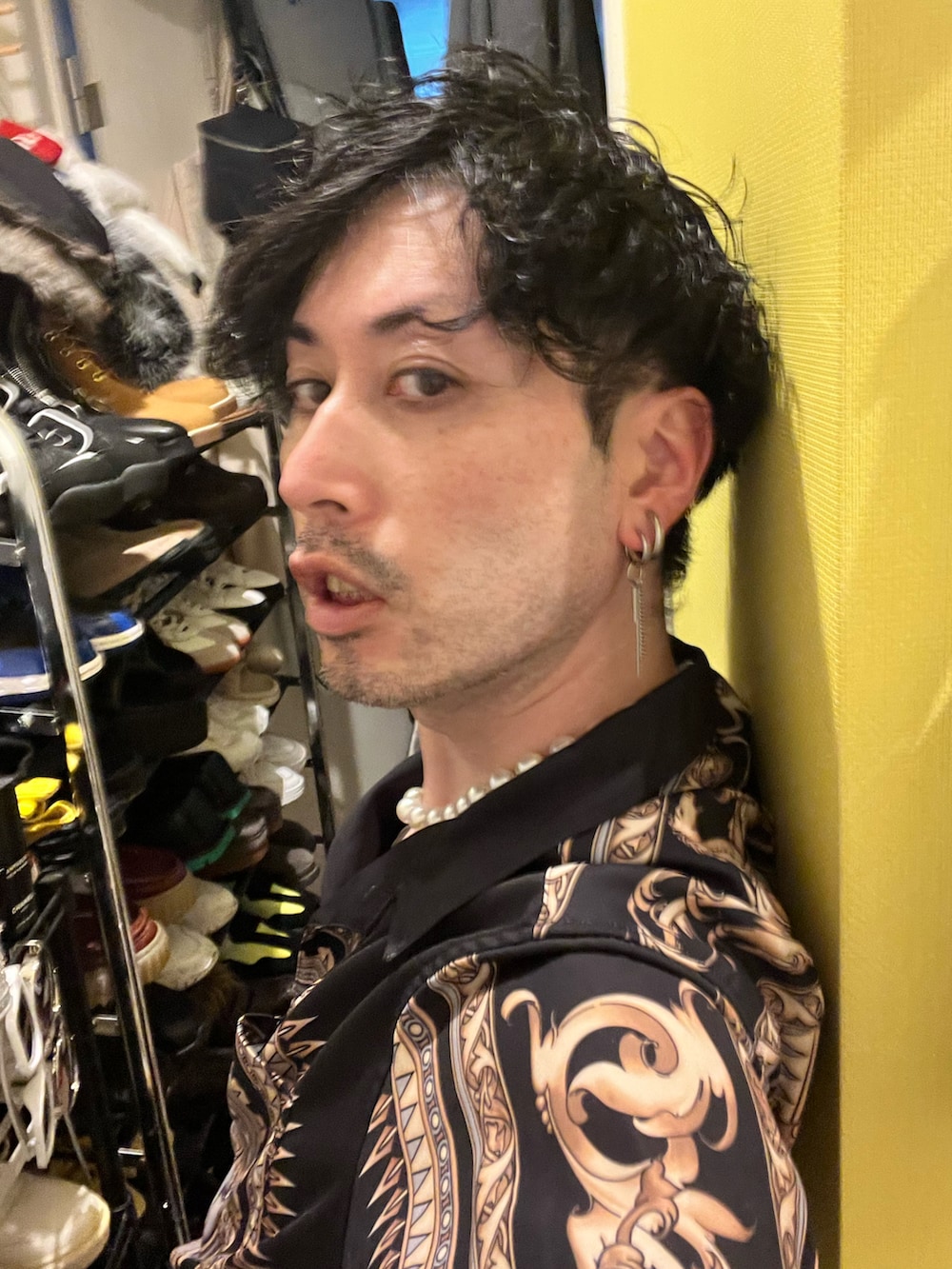 ブラック系のテーラードジャケット、ブラック系のシャツ/ブラウス、ブラック系のスラックスを着用したメンズの冬コーディネートの5枚目の写真