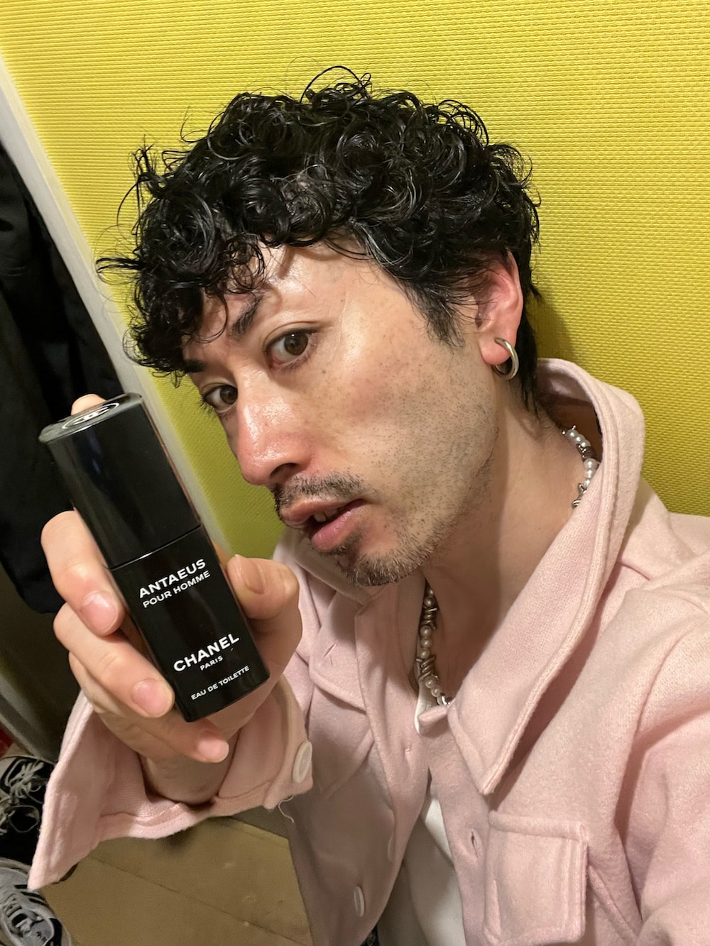 ブラック系のパンツ、ブラック系のスニーカー、ピンク系のジャケット/アウターを着用したメンズの冬コーディネートの5枚目の写真