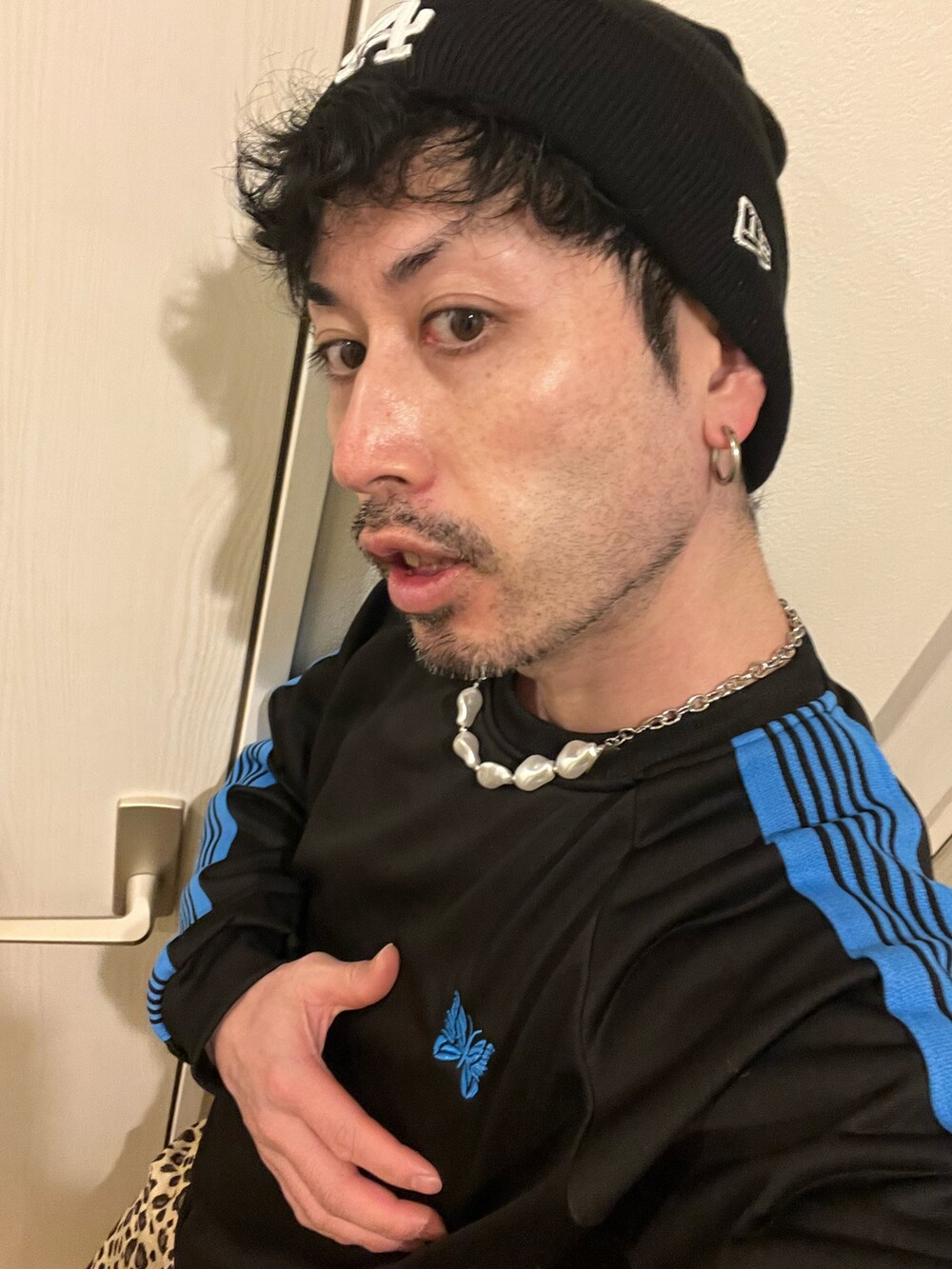 その他のチノパンツ、グリーン系のスニーカー、ブラック系のニットキャップ/ビーニーを着用したメンズの冬コーディネートの5枚目の写真