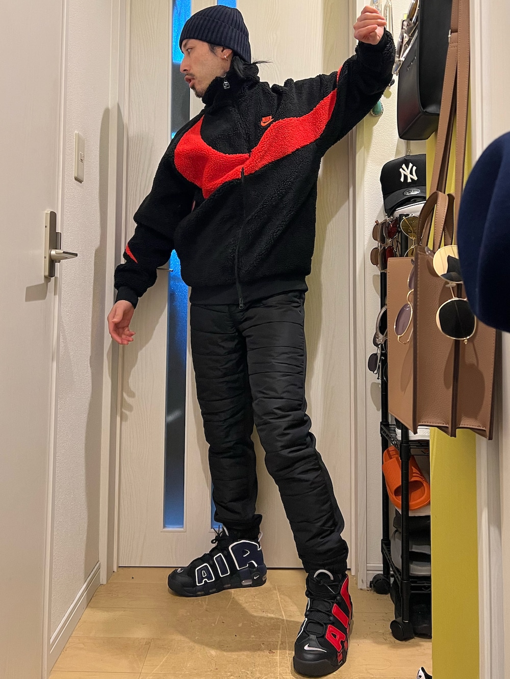 ブラック系のスニーカー、ブラック系のその他パンツ、ブラック系のバックパック/リュックを着用したメンズの冬コーディネートの3枚目の写真