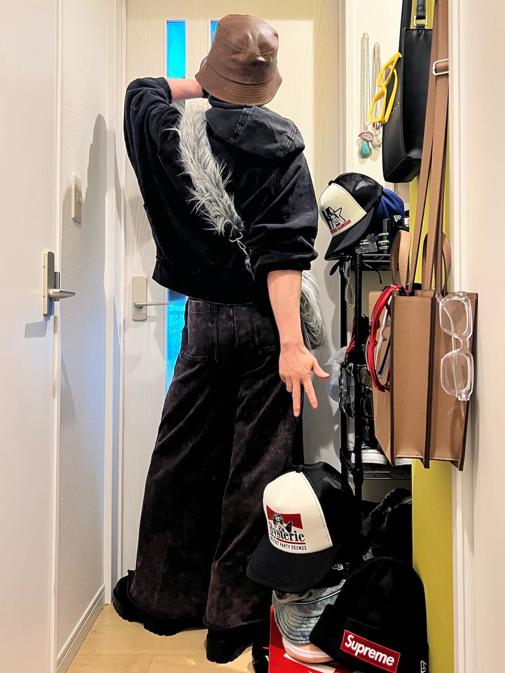 グレー系のショルダーバッグ、ブラック系のパーカー、レッド系のスウェットパンツを着用したメンズの秋コーディネートの3枚目の写真