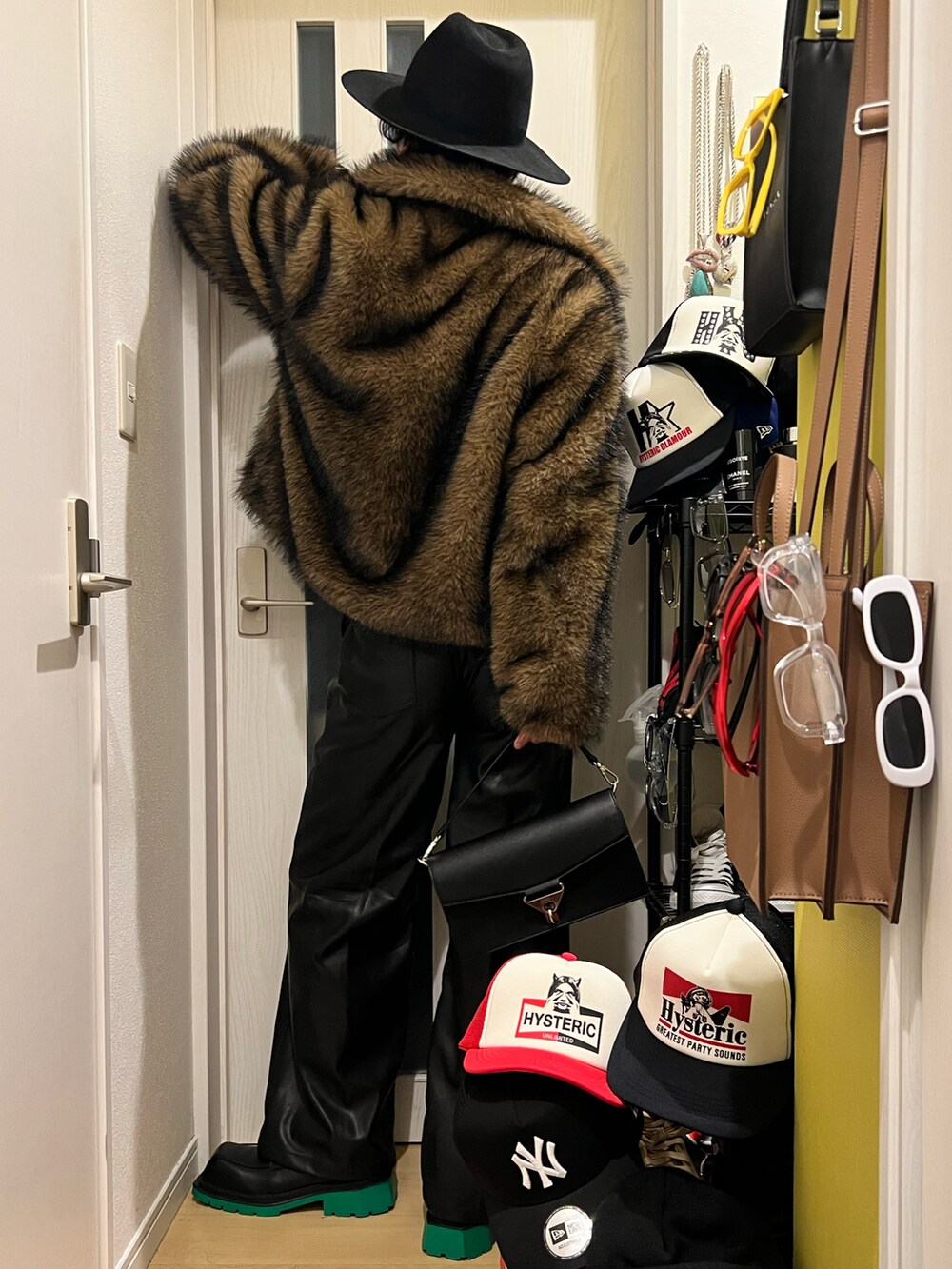 ブラック系のその他パンツ、ブラック系のショルダーバッグ、ブラック系のブーツを着用したメンズの冬コーディネートの3枚目の写真