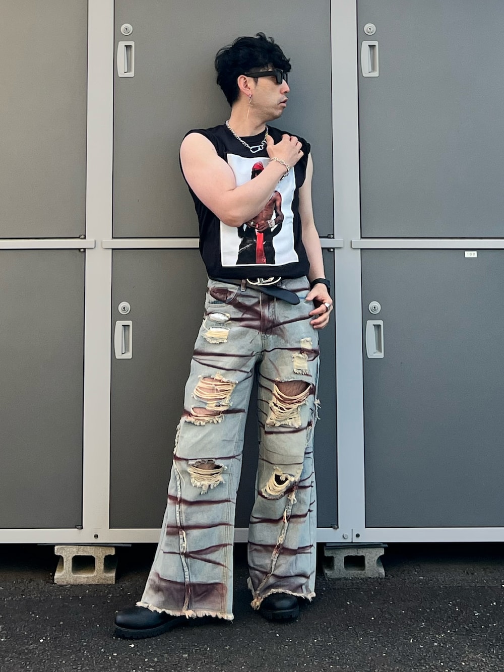 ブルー系のデニムパンツ、ブラック系のブーツ、ブラック系のTシャツ/カットソーを着用したメンズの秋コーディネートの3枚目の写真