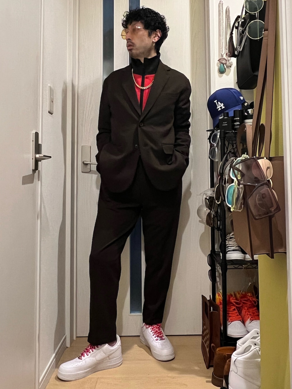 レッド系のジャージ、ホワイト系のスニーカー、ブラウン系のセットアップを着用したメンズの冬コーディネートの2枚目の写真