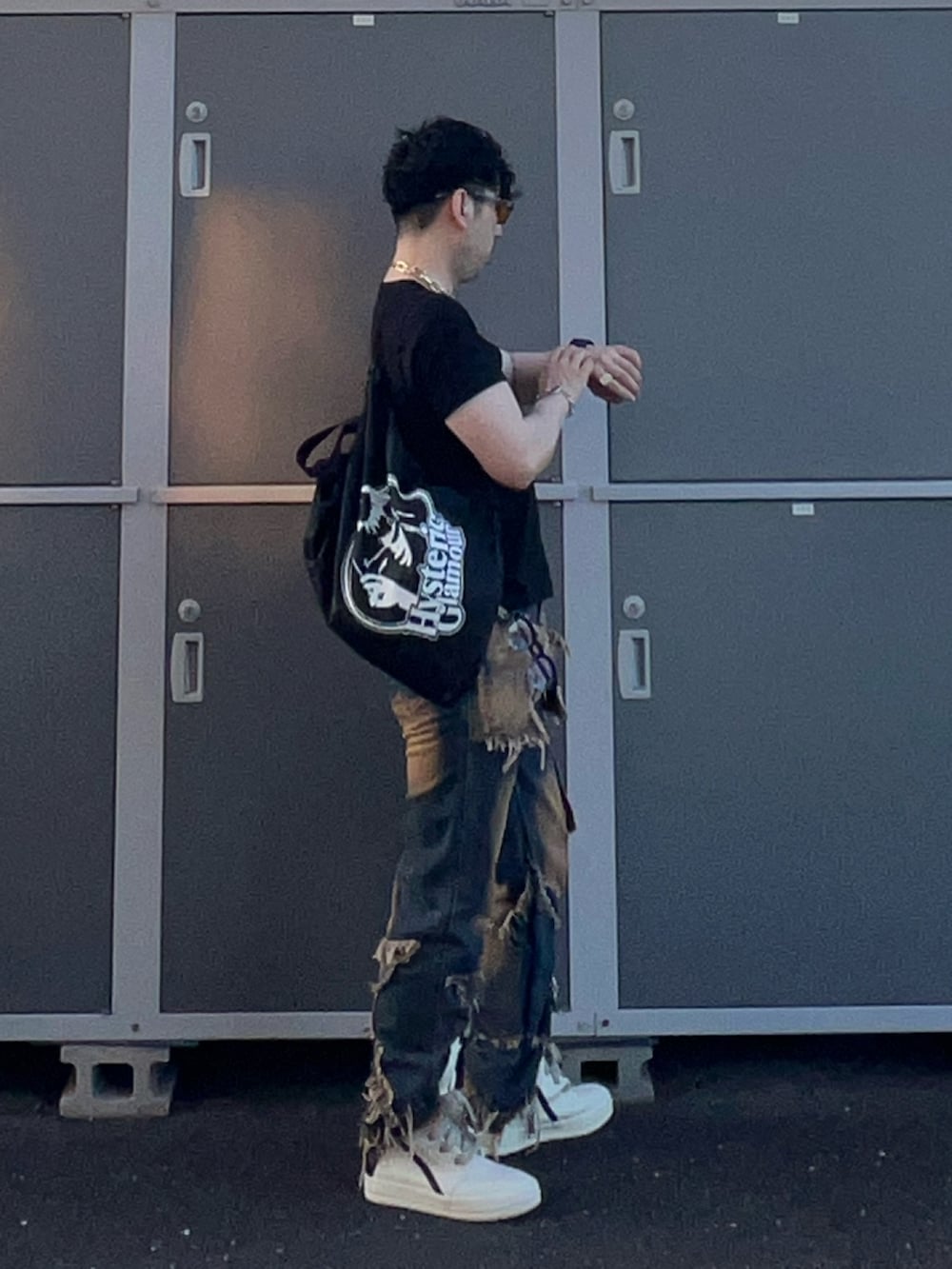 「夏ルックで気分アップ、デニム、Tシャツ、サングラス、ピアス、スニーカー、スニーカーコーデ、モノトーン、モノトーンコーデ、過去の投稿も見て頂けたら嬉しいです😊、おしゃれさんと繋がりたい、低身長、低身長コーデ、韓国ファッション、デートコーデ」｜「THE BEATLES COMME des GARCONSのBeatles T-shirt（VZ-T001-051）（Tシャツ/カットソー、ブラック系）」を使った、shinyaさん（メンズ・168cm）の夏コーディネートの3枚目の写真