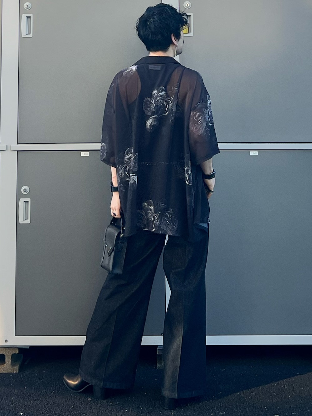 ブラック系のその他パンツ、ブラック系のブーツ、ブラック系のシャツ/ブラウスを着用したメンズの夏コーディネートの2枚目の写真