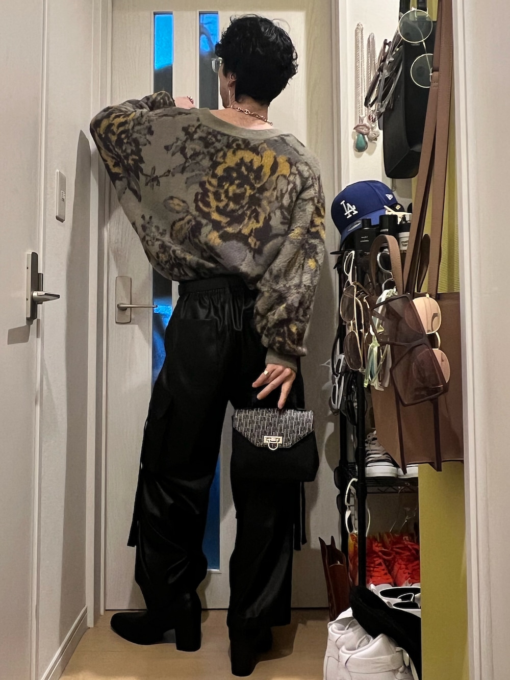 グレー系のカーディガン/ボレロ、ブラック系のカーゴパンツ、ブラック系のブーツを着用したメンズの春コーディネートの3枚目の写真