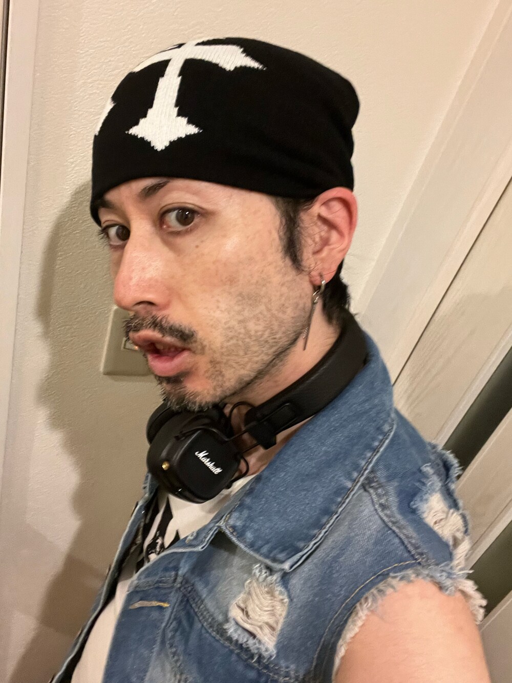 ブラック系のショルダーバッグ、ブラック系のブーツ、ホワイト系のタンクトップを着用したメンズの夏コーディネートの5枚目の写真