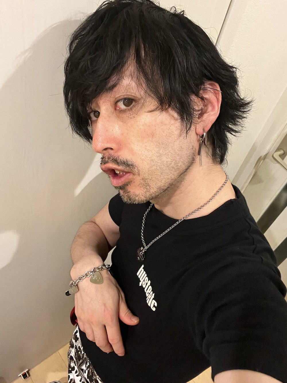 ブラック系のTシャツ/カットソー、ベージュ系のブーツ、ブラック系のショルダーバッグを着用したメンズの夏コーディネートの5枚目の写真