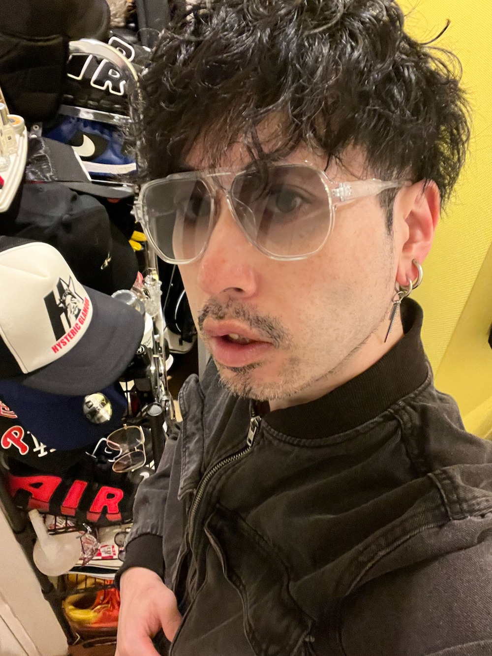 ホワイト系のデニムパンツ、ブラック系のブーツ、ホワイト系のハンドバッグを着用したメンズの冬コーディネートの4枚目の写真