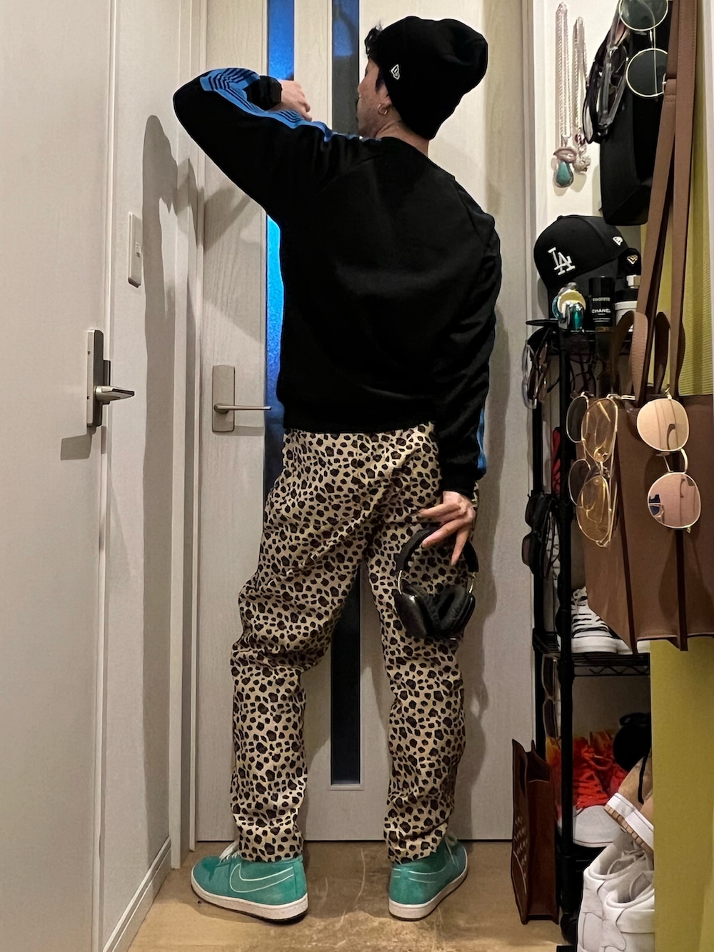 その他のチノパンツ、グリーン系のスニーカー、ブラック系のニットキャップ/ビーニーを着用したメンズの冬コーディネートの3枚目の写真