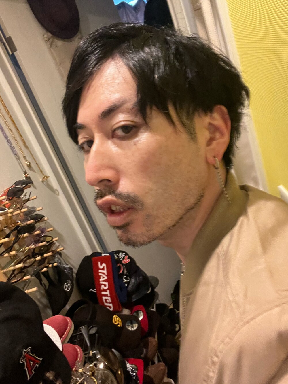 ベージュ系のMA-1、ブラック系のデニムパンツ、ブラック系のスニーカーを着用したメンズの春コーディネートの5枚目の写真