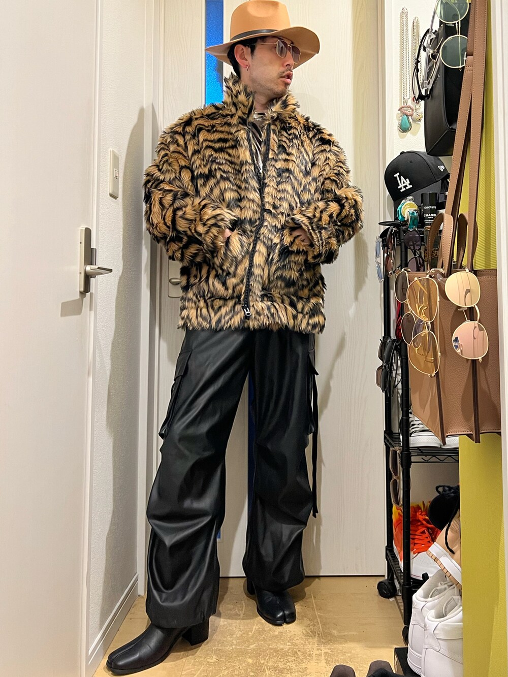 ブラック系のショルダーバッグ、ブラック系のカーゴパンツ、ブラック系のブーツを着用したメンズの冬コーディネートの3枚目の写真