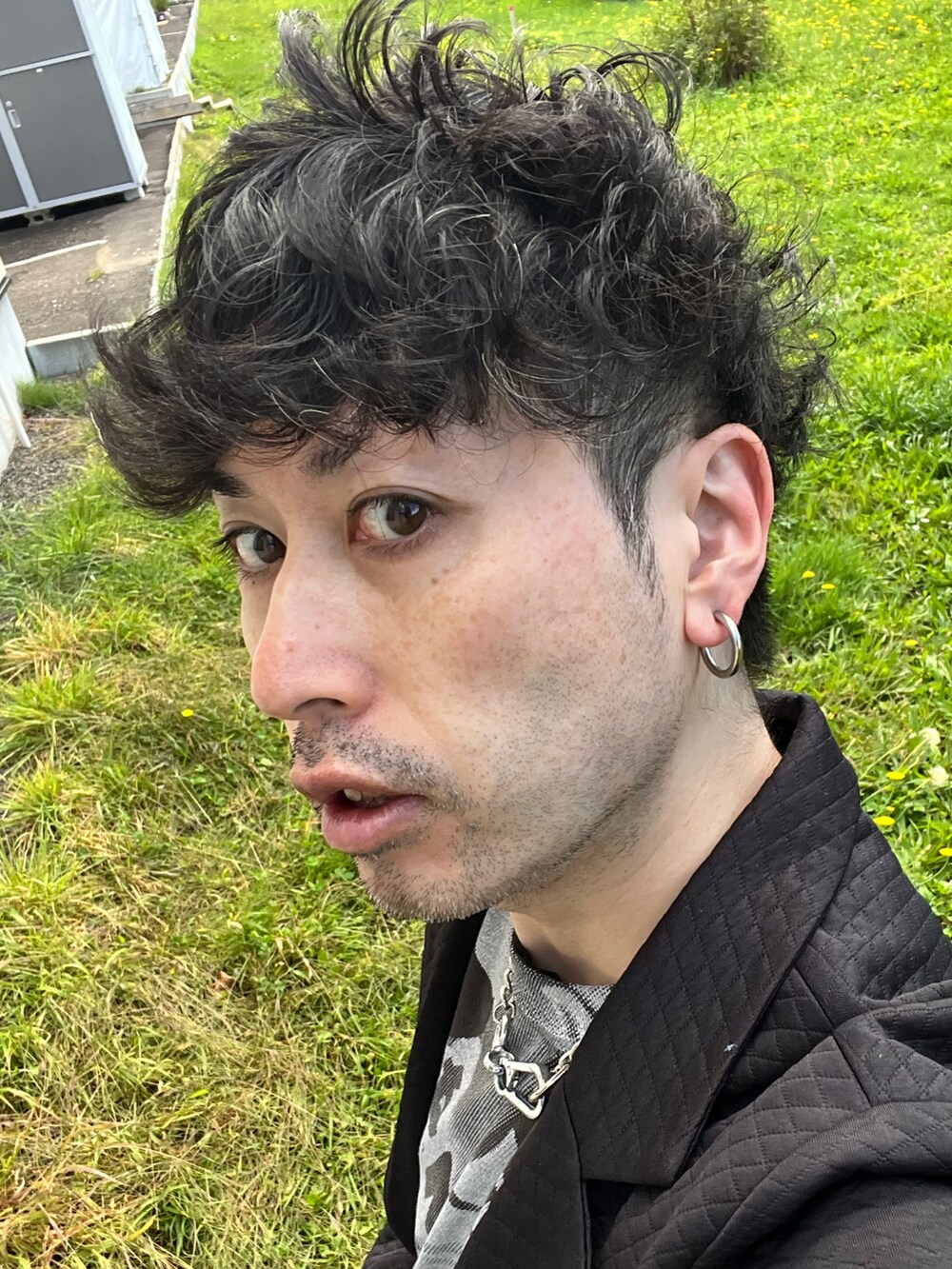 ブラック系のショルダーバッグ、ブラック系のブーツ、ブラック系のTシャツ/カットソーを着用したメンズの秋コーディネートの5枚目の写真